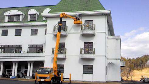 補修工事作業中（高所作業車）